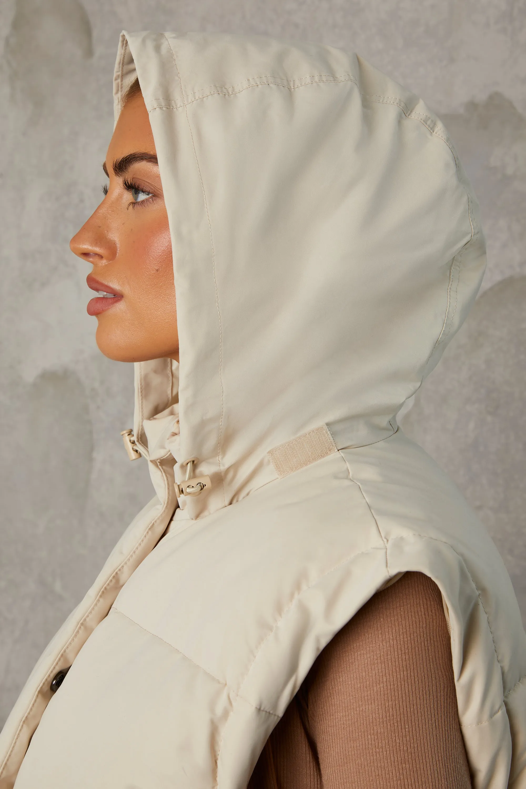 Essential - Cropped Puffer Jacket with Detachable Sleeves in Sand