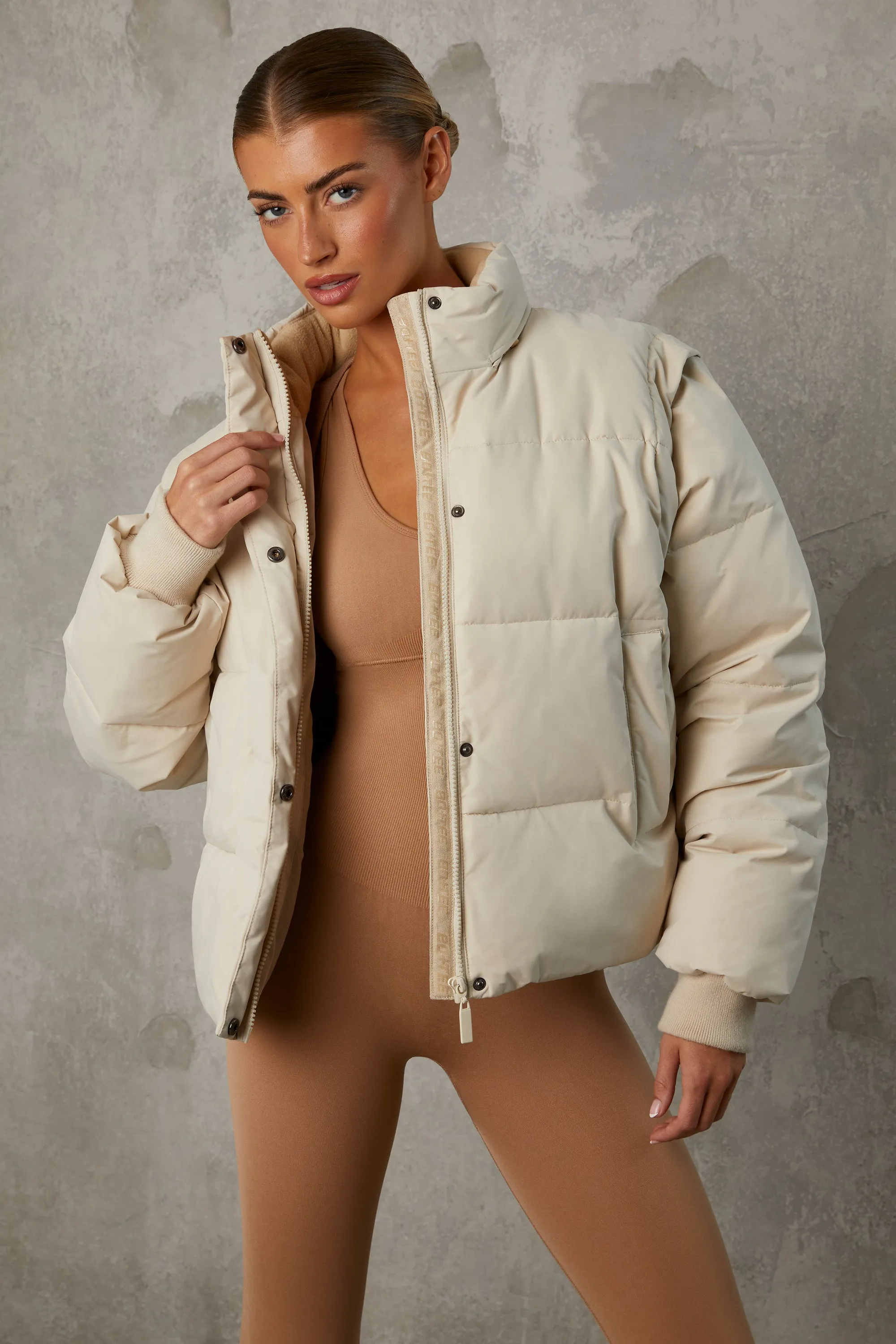 Essential - Cropped Puffer Jacket with Detachable Sleeves in Sand