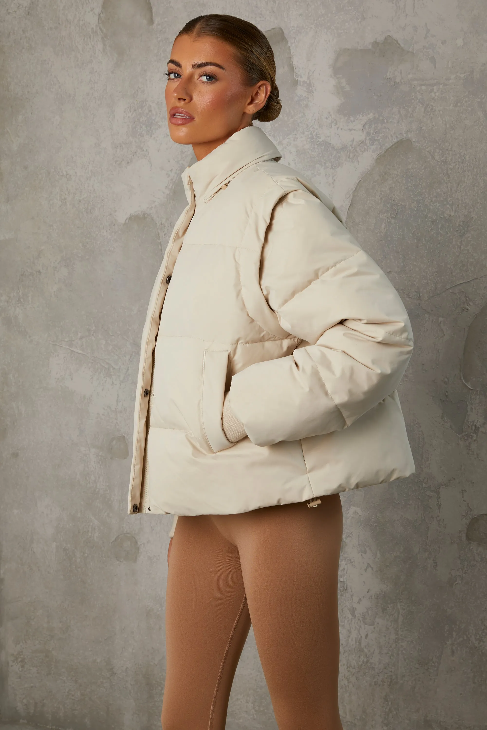 Essential - Cropped Puffer Jacket with Detachable Sleeves in Sand
