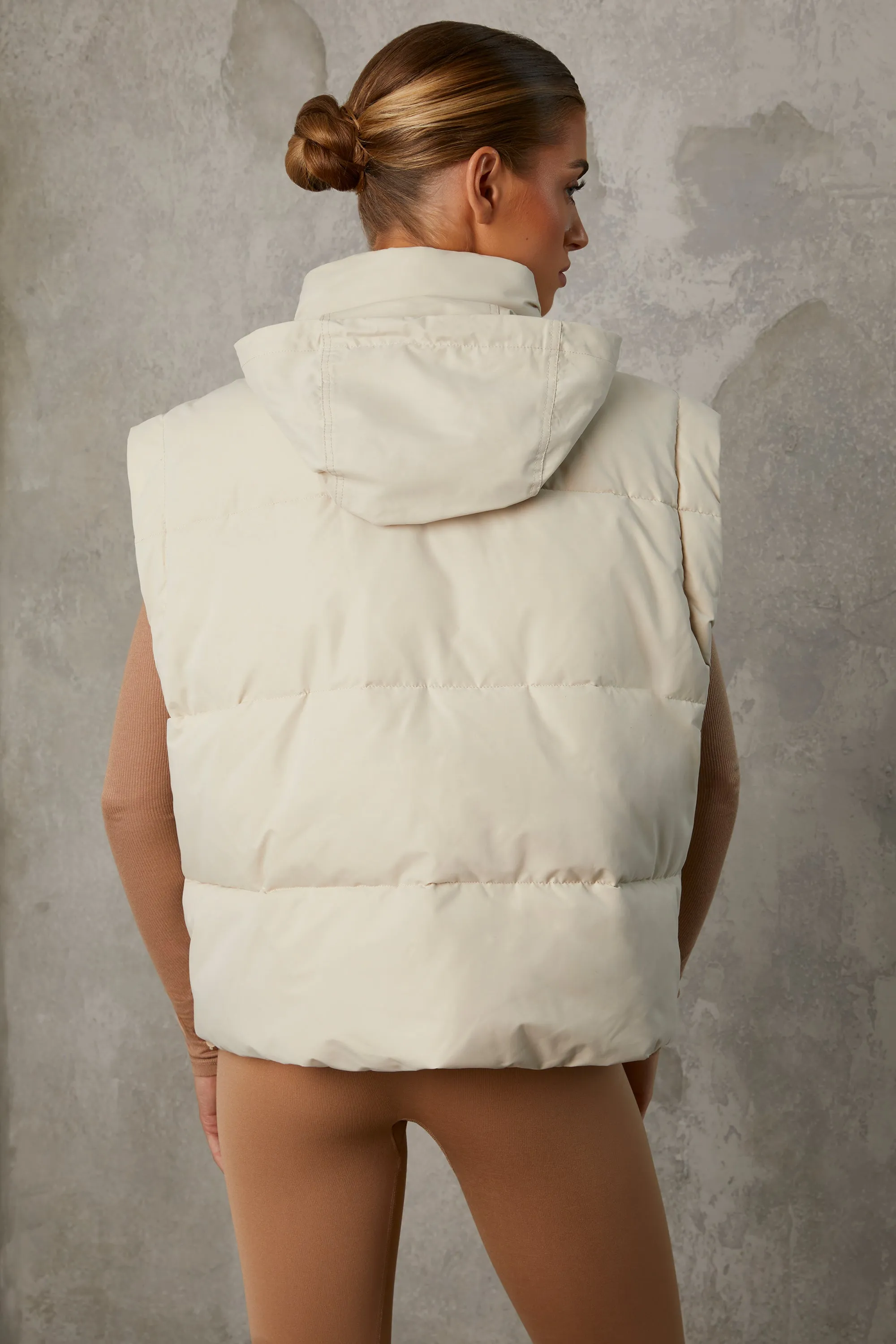 Essential - Cropped Puffer Jacket with Detachable Sleeves in Sand